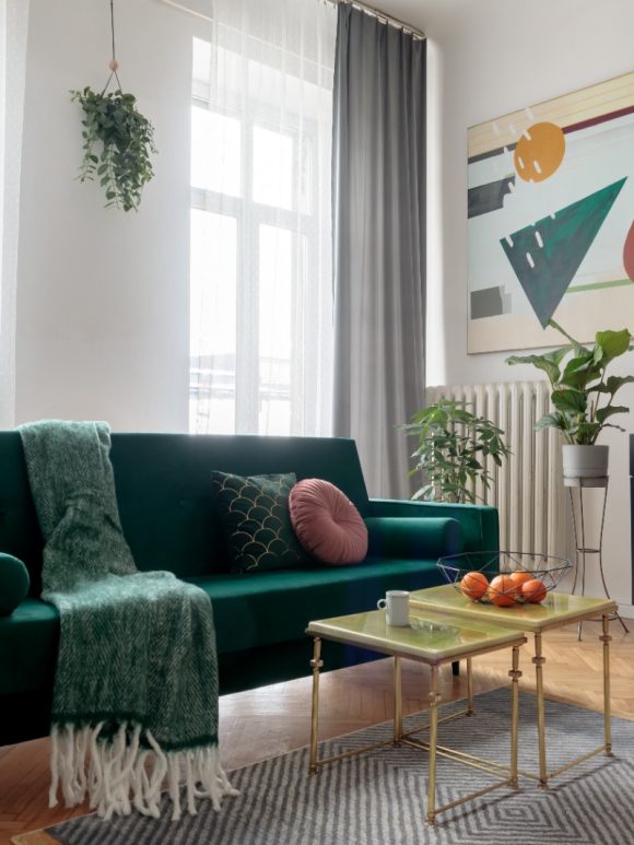 17+ Stunning Living Rooms Featuring Green Sofas