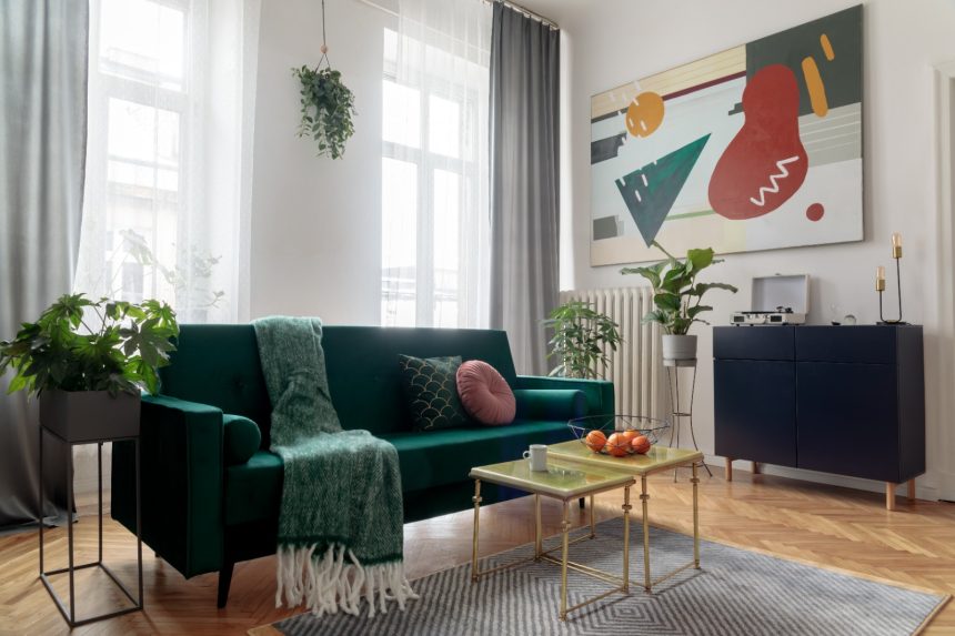 17+ Stunning Living Rooms Featuring Green Sofas