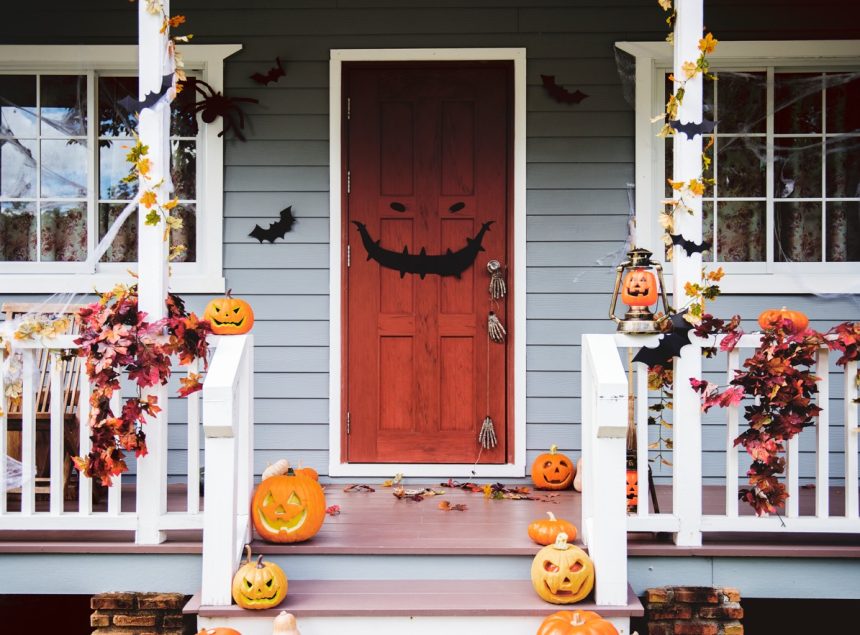 7+ DIY Outdoor Halloween Decorations to Spookify Your Yard
